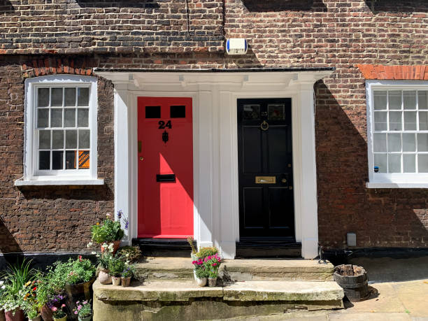 entrada de casa antiga em hampstead - apartment row house comfortable house - fotografias e filmes do acervo