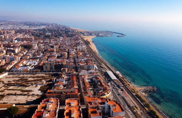 vista de pájaro de la ciudad costera de premia de mar, españa - maresme fotografías e imágenes de stock
