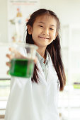 science-class-stem-student-mit-becher-reagenzglas-bangkok-thailand.jpg?b=1&s=170x170&k=20&c=Y1SCDrYQ2uW0NAEuakPByMyVX6FylTgdGhblbmFJCk4=