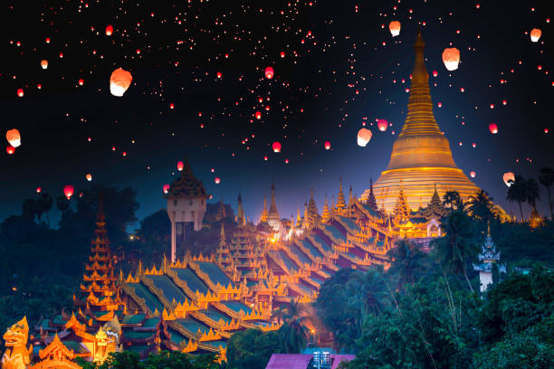 vista mianmar de shwedagon pagoda uma noite, shwedagon pagode com larntern, yangon, myanmar. - shwedagon pagoda yangon sunset pagoda - fotografias e filmes do acervo