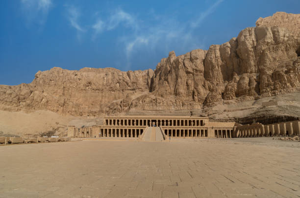 świątynia grobowa hatszepsut na zachodnim brzegu luksoru. egipt. - luxor west bank zdjęcia i obrazy z banku zdjęć