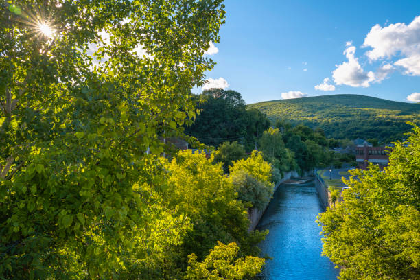 sonnenuntergangslandschaft über dem hoosic river mit blick auf den green mountain in north adams, massachusetts. - hoosic stock-fotos und bilder