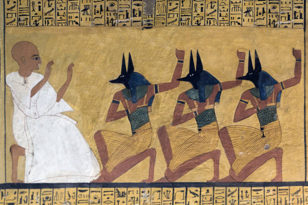le dieu anubis avec la tête de chacal dans la tombe de noble anher-khaou à deir el-medina, louxor, egypte. - anubis photos et images de collection