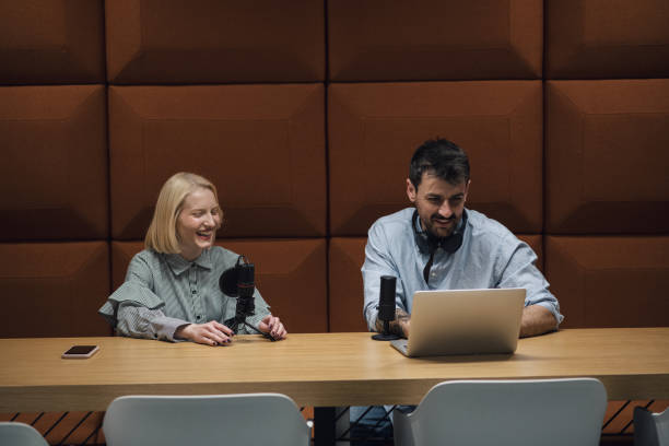 jeune couple séduisant faisant un podcast - interview meeting business women photos et images de collection