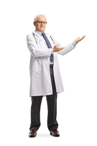 ritratto a figura intera di un medico maschio maturo che presenta - doctor male doctor mature men portrait foto e immagini stock