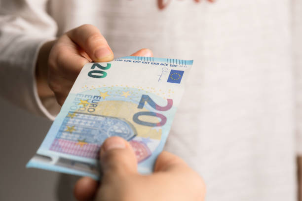 dinheiro no bolso - nota de vinte euros - fotografias e filmes do acervo