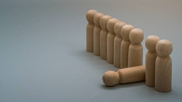 Concept of leadership, influence, crisis management. People figures and comment clouds above their heads. the search for fresh ideas and optimal solutions. Best thought, good idea, positive feedback. concepto de liderazgo, influencia, gestión de crisis. las figuras de las personas y las nubes de comentarios sobre sus cabezas. la búsqueda de ideas frescas y soluciones óptimas. mejor pensamiento, buena idea, retroalimentación positiva.
