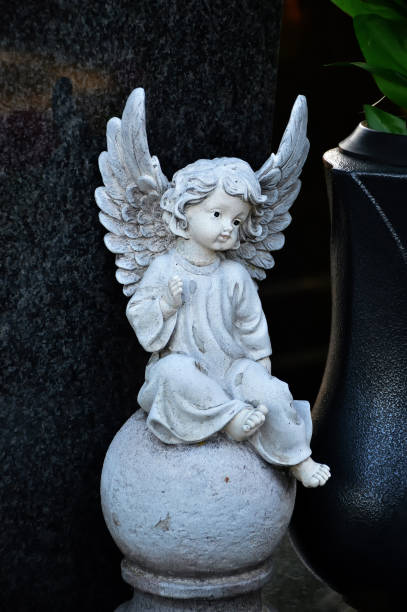 istock Angel figurine on the grave 1405852662