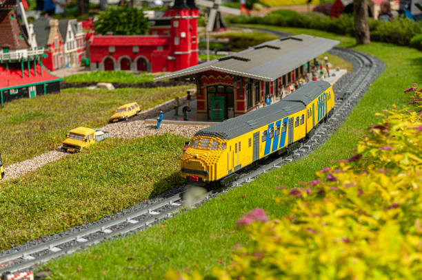 modelo de lego de un tren amarillo en legoland billund.. - legoland fotografías e imágenes de stock