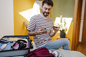 junger-mann-der-online-tickets-kauft-und-sich-auf-eine-reise-vorbereitet.jpg?b=1&s=170x170&k=20&c=VKQwve31QltQ4RqXgyoTlYSR87KG0PPJiFbxurvivN8=