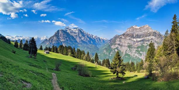 fantastyczny poranny nastrój w górach glarus. słońce na alpach. widok na alpejską chatę przed wielkim górą - switzerland lake beauty in nature nature zdjęcia i obrazy z banku zdjęć