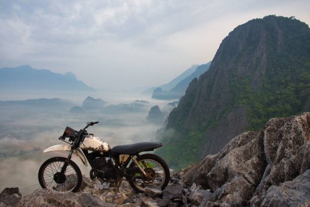 moto sulla vetta del punto panoramico di pha ngern vicino a vang vieng, laos, asia. foto di alta qualità - vang vieng foto e immagini stock