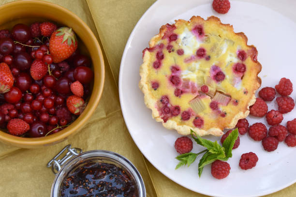 Around red fruits, cherries, strawberries, currants, raspberries. Practical cooking recipe for jam, red fruit and almond tart and fruit salad