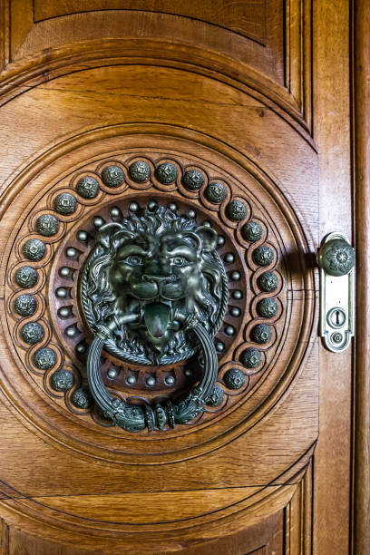 사자 문 노커가있는 빈티지 오래된 문, quinta da regaleira 궁전, 신트라, 포르투갈 - door knocker door lion luxury 뉴스 사진 이미지