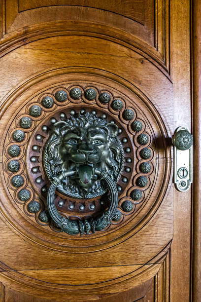 винтажная старая дверь с львиным дверным молотком, дворец кинта да регалейра, синтра, португалия - door knocker door lion luxury сто�ковые фото и изображения