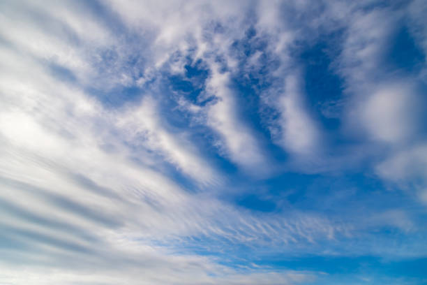 niezwykłe ciemnoszare warstwowe chmury warstwowe, podniebny krajobraz. - sky only sky cirrocumulus window zdjęcia i obrazy z banku zdjęć