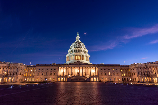 Colorida vista panorámica del Capitolio de los Estados Unidos durante la puesta del sol photo