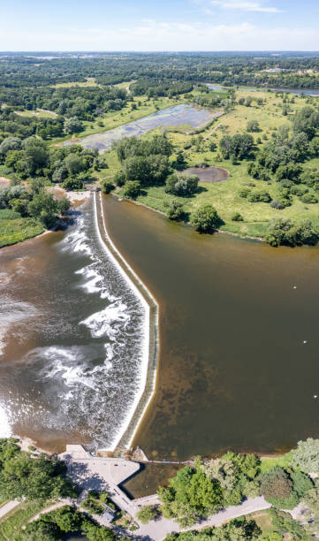 vista aérea de la presa wilkes y el río grand, brantford, canadá - ontario spring bicycle city life fotografías e imágenes de stock