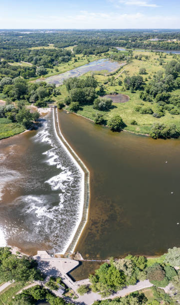 vista aérea da represa wilkes e do grande rio, brantford, canadá - ontario spring bicycle city life - fotografias e filmes do acervo