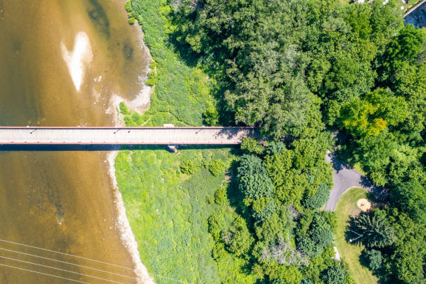 aéreo the plywood patch bridge en grand river, brantford, canadá - ontario spring bicycle city life fotografías e imágenes de stock