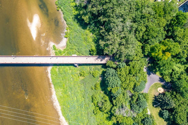 ponte aérea the compensado patch bridge em grand river, brantford, canadá - ontario spring bicycle city life - fotografias e filmes do acervo