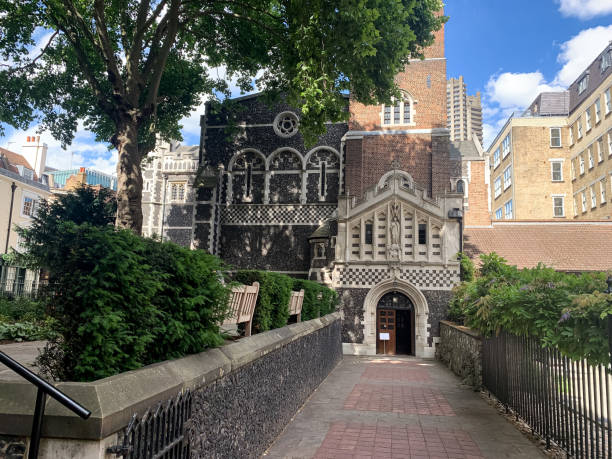 londra, inghilterra. chiesa medievale di san bartolomeo il grande nella city di londra. - uk cathedral cemetery day foto e immagini stock