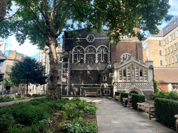 londres, inglaterra. iglesia medieval de san bartolomé el grande en la ciudad de londres. - uk cathedral cemetery day fotografías e imágenes de stock