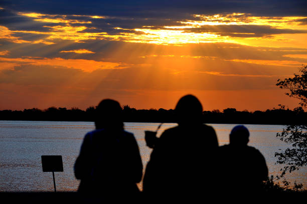 https://media.istockphoto.com/id/1405905279/photo/view-of-sunset-in-porto-alegre-at-gasometro-place-friends-drinking-yerba-mate-by-guaiba-lake.jpg?s=612x612&w=0&k=20&c=_pAujvRgJiigOA9HAPDFMlk95HeINOdOhzmV6gedZXk=