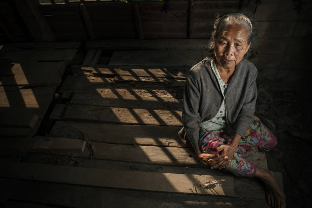 portret starsza kobieta w domu - underdeveloped zdjęcia i obrazy z banku zdjęć