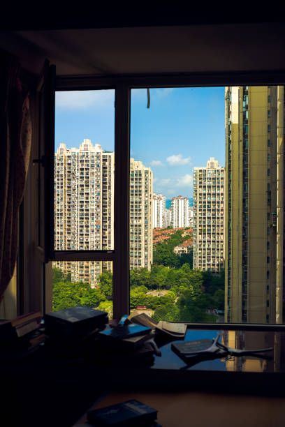 residencia moderna con balcón al atardecer - chengdu urban scene city life house fotografías e imágenes de stock