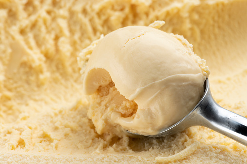 Cuchara el helado de vainilla con una cucharada de helado. photo