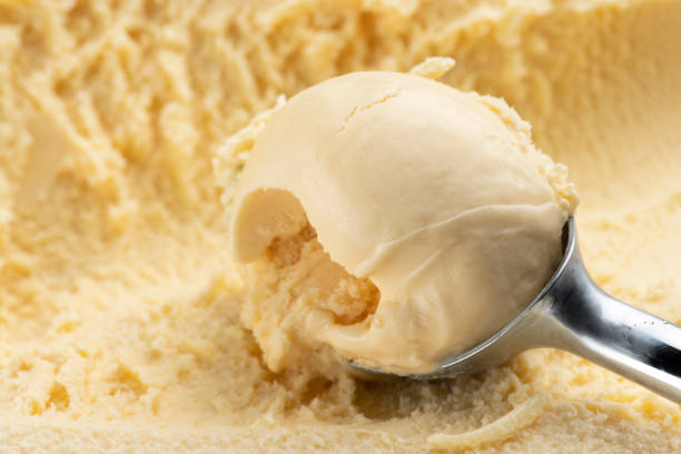 cuchara el helado de vainilla con una cucharada de helado. - polo comida dulce congelada fotografías e imágenes de stock