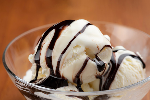 Sprinkle chocolate sauce on the vani ice cream.