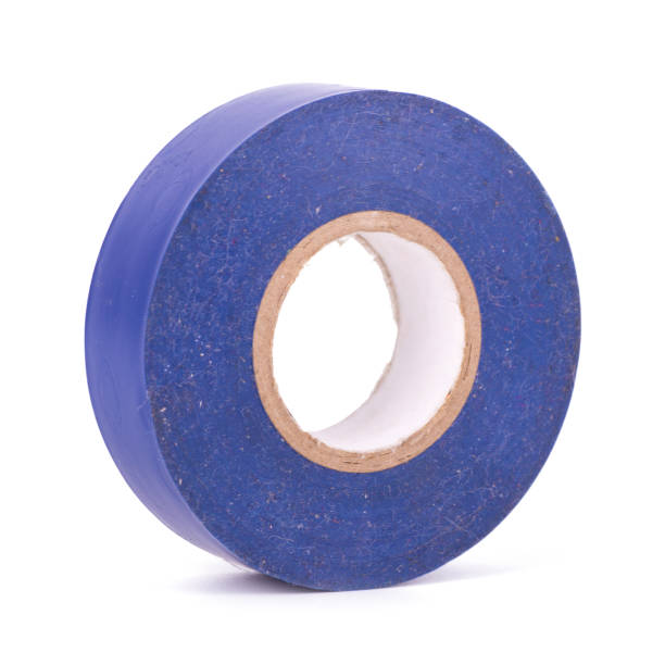 ruban adhésif en plastique bleu isolé sur fond blanc - duct tape adhesive tape clipping path adhesive bandage photos et images de collection