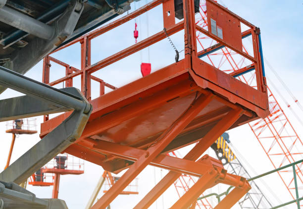 Articulated boom lift. Aerial platform lift. Telescopic boom lift against blue sky. Mobile construction crane for rent and sale. Maintenance and repair hydraulic boom lift service. Crane dealership. elevación articulada de la pluma. ascensor de plataforma aérea. elevación telescópica de la pluma contra el cielo azul. grúa de construcción móvil en alquiler y venta. mantenimiento y reparación del servicio de elevación de la pluma hidráulica. c