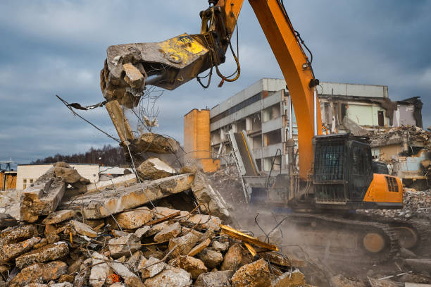 istock Excavator with hydraulic press breaks concrete leftovers 1405951015