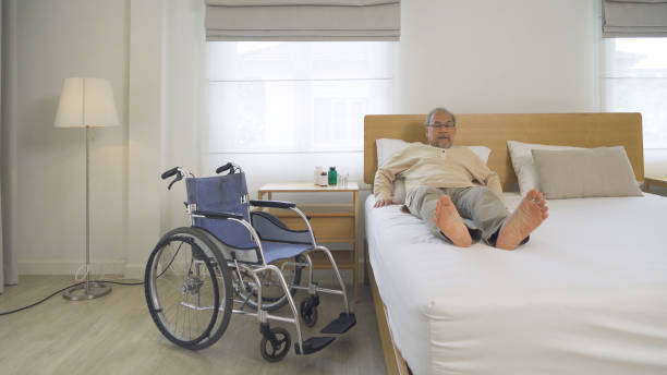 古いアジアの孤独な年配の高齢患者男性は、寝室にベッドを持ち、医療や医療の家で隔離されています。人々のライフスタイル。障害治療。一人 - senior adult loneliness one person sadness ストックフォトと画像