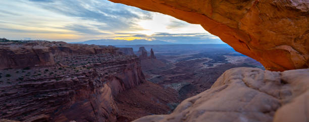 mesa arch sonnenaufgang - canyonlands national park utah mesa arch natural arch stock-fotos und bilder