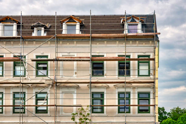 renowacja elewacji starego budynku - restoring house scaffolding history zdjęcia i obrazy z banku zdjęć