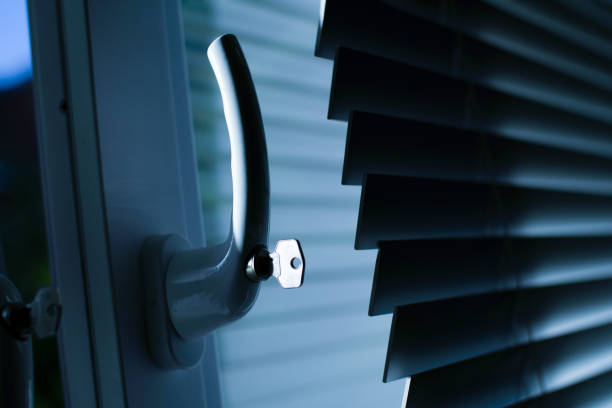 Lockable Blinds 100+ Closed Window Blinds At Night Stock Photos, Pictures & Royalty ...