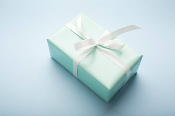 青い背景グリーティングカードの休日の概念に現在のボックス。 - 包装紙 ストックフォトと画像