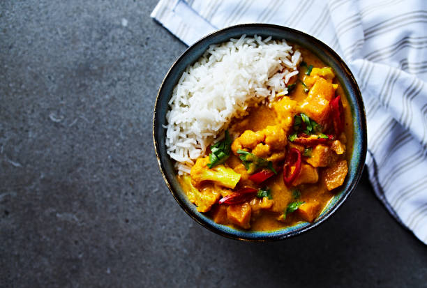 batata doce e curry de couve-flor feito com leite de coco. vista superior - caril - fotografias e filmes do acervo