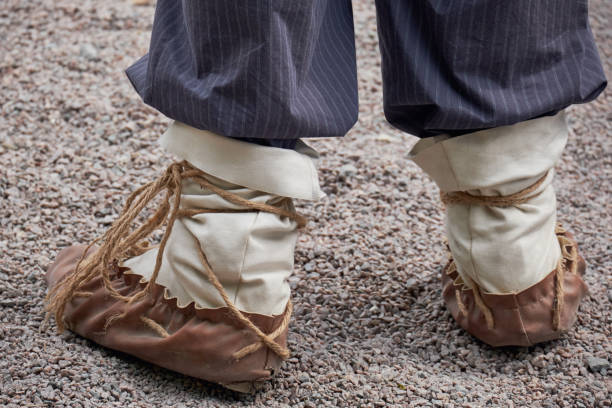 pieds d’homme dans les chaussures nationales russes en cuir postol - footcloth photos et images de collection