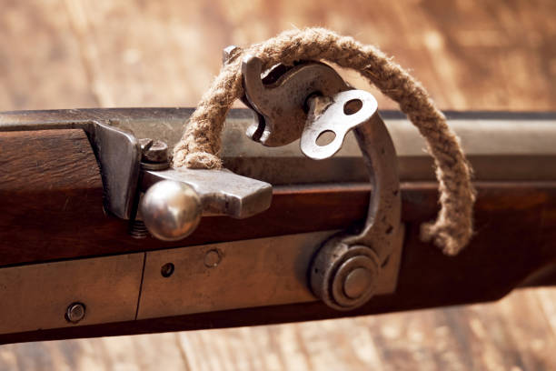 ヴィンテージ銃やレトロなマスケット銃のための軍事アイテム。ロシア・スウェーデン戦争からの出来事の古代の武器庫 - old fashioned antique lock machine part ストックフォトと画像