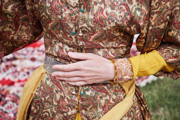 une femme dans les vêtements des tatars de crimée avec un bel ornement et des broderies sur sa robe - tatar photos et images de collection