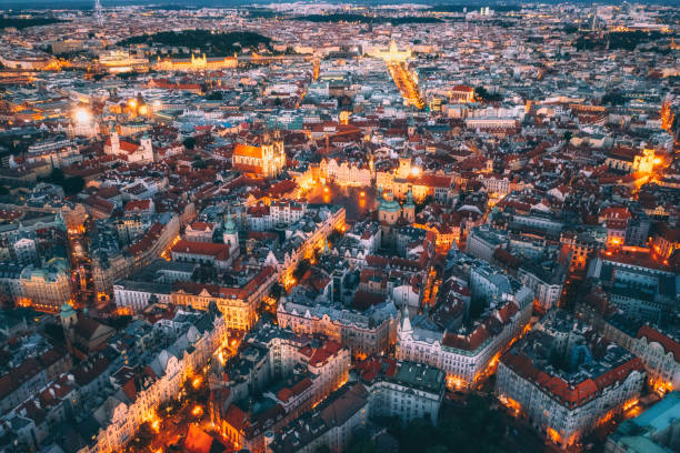 vue aérienne du pont charles au lever du soleil à prague république tchèque - hôtel de ville de prague photos et images de collection