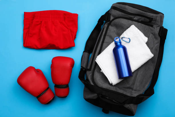 sac de sport et équipement de sport sur fond bleu clair, pose plate - gym bag photos et images de collection