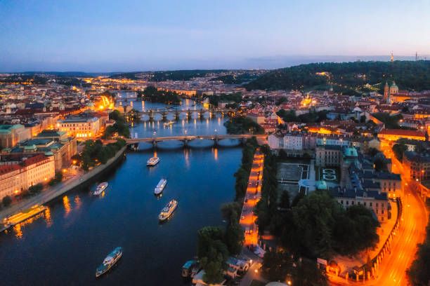 vista aérea da cidade de praga durante o pôr do sol, república tcheca - rio vltava - fotografias e filmes do acervo