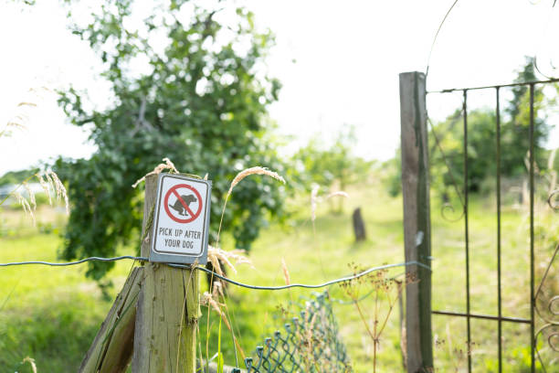 señal genérica de caca de perro que se ve en la entrada de un área de asignación pública. - winnie the pooh fotografías e imágenes de stock