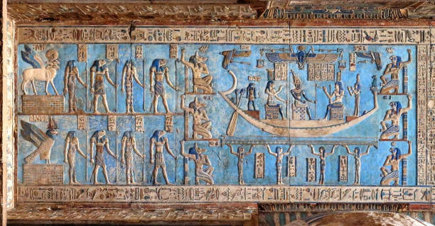 incisioni geroglifiche nell'antico tempio egizio - dendera foto e immagini stock